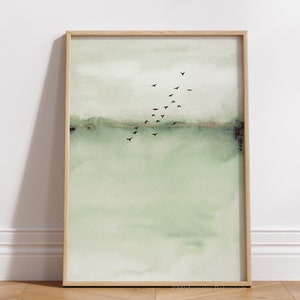 Abstrakcyjny styl Japandi w kolorze szałwiowej zieleni – nadmorski, nastrojowy krajobraz – minimalistyczne czarne ptaki latające – nowoczesne, bardzo duże dzieło sztuki – wystrój salonu