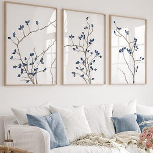 Set di 3 stampe da parete con motivi botanici blu minimalisti - Stampe di rami in toni blu navy e neutri, decorazioni acquerellate moderne per soggiorno o camera da letto