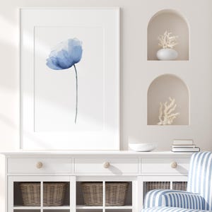 Impresión de flores de acuarela azul: arte botánico minimalista para pared, ideal para dormitorio, baño o decoración costera. Póster moderno de un solo tallo.