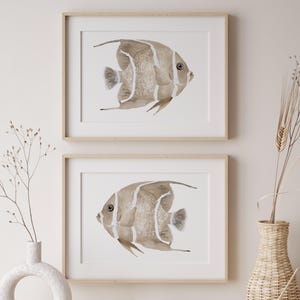 Set di 2 stampe di pesci neutri – Arte murale della fattoria costiera, arredamento nautico minimalista, beige, illustrazioni ispirate all'oceano dipinte a mano
