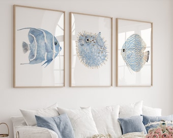 Aquarell Küsten-Set, 3 hellblaue Fische, Minimalistische Wanddekoration, Fine Art Poster, Schlafzimmer Kunstwerk, moderne Kunst von Watercolor Botanicals