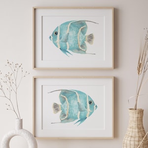 Turkoois gestreepte vis muurkunst – set van 2 horizontale prints, kustaquarel zeedieren decor, zachte blauwe oceaankunst voor strandhuis