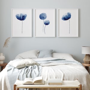 Elegantes Estampas Florais Azul Escuro – Conjunto de 3 Arte de Parede de Flores em Aquarela, Decoração Botânica Moderna, Grande Arte de Parede Neutra para Quarto