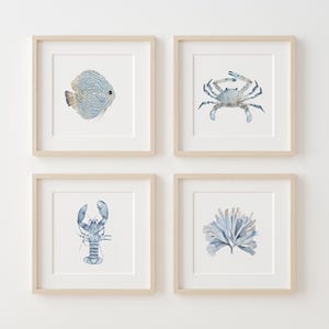 Küsten-Aquarell-Set mit 4 Drucken – Minimalistische Meereslebenskunst, Malerei blauer Tiere, Strandhaus-Wanddekoration, Krabbe, Fisch, Meeresposter