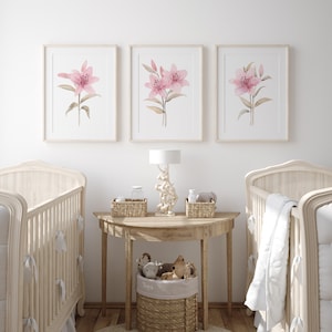Arte de pared con lirios rosados - Impresiones florales para guardería - Juego de 3 impresiones de flores en acuarela - Decoración para habitación de niña - Obra de arte botánica para guardería
