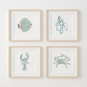 Juego de 4 impresiones costeras minimalistas de animales marinos en verde azulado claro: arte mural de peces, cangrejos y langostas para decorar casas de playa y habitaciones infantiles.
