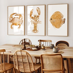 Stampe costiere gialle, opere d'arte minimaliste arancioni e gialle, set di 3 stampe, pesce, granchio, aragosta, arredamento per la casa in stile spiaggia, soggiorno moderno