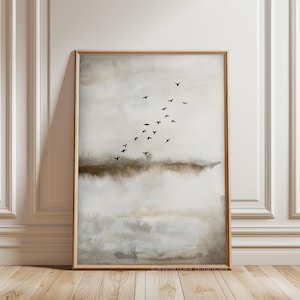 Elegante arte murale Japandi – Uccelli in volo ad acquerello su terra di Siena bruciata e cielo grigio – Pittura astratta neutra minimalista