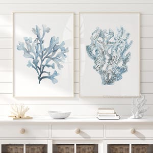 Acquerello corallo e alghe, azzurro cielo - Dipinto di felce marina blu tenui, set di 2 stampe, arte murale botanica nautica, arredamento moderno per la casa sulla spiaggia