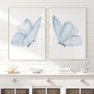 Blaue Wanddeko fürs Schlafzimmer - 2er-Set Blaue Schmetterlinge in Aquarellfarben, minimalistisches Wanddekor, hellblaue Kunst, zwei große Poster