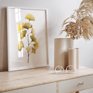 Ramo di albero di Ginkgo Biloba in un look autunnale, dipinto ad acquerello minimalista, opera d'arte gialla, ramoscello di Ginkgo, stampa botanica