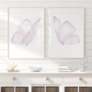 Set di 2 stampe di farfalle lilla, decorazione murale minimalista per la cameretta delle bambine - Arte con farfalle acquerellate, opera d'arte per la cameretta delle bambine