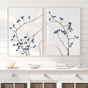 Ramas de bayas de color azul marino, pintura moderna de rosa mosqueta, decoración abstracta de acuarela, juego de 2 impresiones pintadas a mano, frutas minimalistas de rosa silvestre