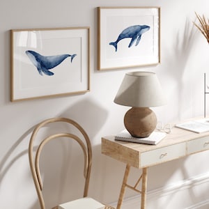 Tintenblaue Wale Drucke - Marineblaue Aquarellkunst, minimalistische Küstenwanddekoration, moderne Schlafzimmerwandkunst
