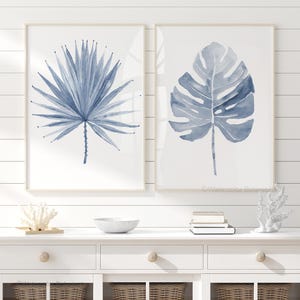 Denim Blaue Tropische Blätter, 2er-Set Kunstdrucke, Minimalistische Wanddekoration, Aquarell Kunstwerk, Monstera Deliciosa und Falm, Botanische Wandbilder