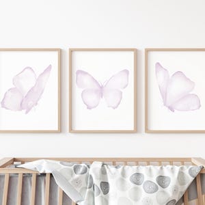 Farfalle viola chiaro, decorazione da parete minimalista, arte per la cameretta delle bambine, set di 3 stampe, arte extra large, delicata opera d'arte per bambini in colori pastello