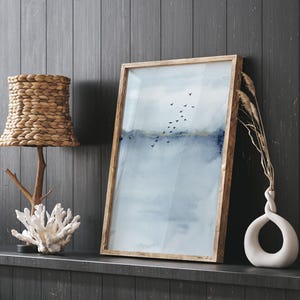 Paesaggio acquerello blu, uccelli in volo, decorazione murale minimalista moderna, acquerello sul mare