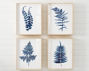 Decoración de pared con helechos azules – Juego de 4 láminas botánicas en acuarela color azul marino para casas de campo modernas.