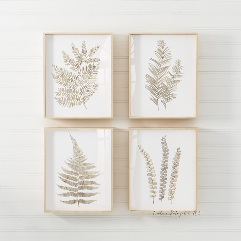 Pu&ograve; includere: Quattro stampe botaniche incorniciate con illustrazioni ad acquerello di felci nei toni del beige e del marrone. Le stampe sono esposte su uno sfondo bianco. La firma dell'artista &egrave; in basso a destra.