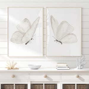 Par de mariposas blancas: par de imágenes, decoración de pared minimalista, arte de guardería para niñas, juego de 2 impresiones, carteles de bellas artes de mariposas