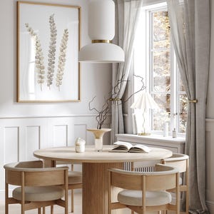 Pu&ograve; includere: Una sala da pranzo con un tavolo rotondo in legno e quattro sedie. Una stampa botanica incorniciata &egrave; appesa alla parete. Una lampada a sospensione bianca &egrave; sopra il tavolo. La stanza &egrave; decorata in toni neutri.