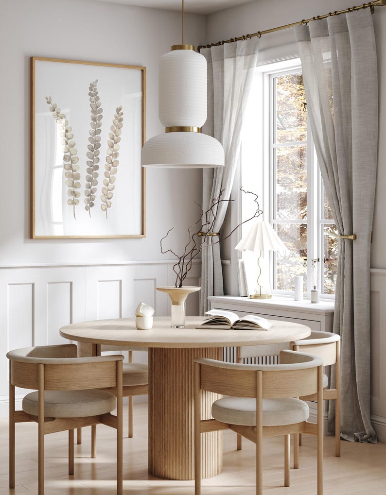 Pu&ograve; includere: Una sala da pranzo con un tavolo rotondo in legno e quattro sedie. Una stampa botanica incorniciata &egrave; appesa alla parete. Una lampada a sospensione bianca &egrave; sopra il tavolo. La stanza &egrave; decorata in toni neutri.