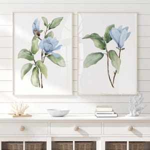 Fiori di magnolia blu nebbiosi con foglie verdi, set di 2 stampe, fiori minimalisti, primaverili acquerelli botanici moderni fiori astratti