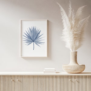 Foglia di pianta ad acquerello, decorazione murale blu minimalista, foglie esotiche, dipinto di palma nana, arte moderna extra large, palma a ventaglio, poster botanico