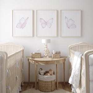 Farfalle viola chiaro, decorazione da parete minimalista, arte per la cameretta delle bambine, set di 3 stampe, arte extra large, delicata opera d'arte per bambini in colori pastello