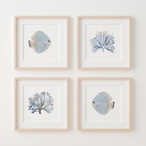 Set di 4 stampe con pesci disco e alghe acquerellate, decorazione murale minimalista in stile costiero nei toni dell'azzurro, arte della casa sulla spiaggia, idea regalo