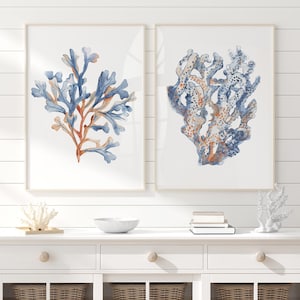 Blaues und rostoranges Set von 2 - Küstenkorallen-Wand-Kunstdrucke, Aquarell-Ozean-Botaniken für Strandhaus oder moderne nautische Dekoration
