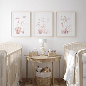 Acuarela de arrecife rosa: arte de pared minimalista y moderno para habitación de bebé niña, arte marino con corales, peces y caballitos de mar