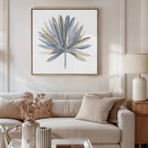 Grande foglia blu – Decorazione murale costiera in blu tenue e beige, stampa botanica quadrata, palma acquerello neutro per l'arredamento moderno di una casa sulla spiaggia
