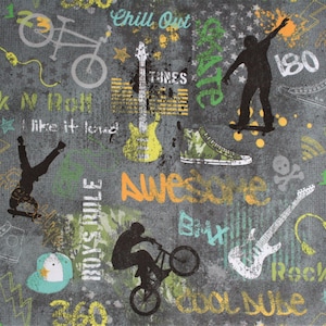 Könnte beinhalten: Ein grauer und schwarzer Stoff mit einem Grunge-Look. Der Stoff zeigt Bilder von Gitarren, Skateboards, Fahrrädern und Sneakern. Der Stoff enthält auch Text wie "Rock N Roll", "Chill Out", "Boys Rule" und "Awesome".