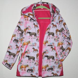 Softshelljacke "Pferdeglück", tolle Softshelljacke für Pferdefans, rosagrundig mit Pferdedruck,   Gr. 98 bis 152