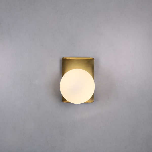 Wandverlichting Globe Lamp Goud Messing Vanity Light Armatuur, Messing Wandlamp Globe Blaker - Opaal Model Ranor Lighting Design #554