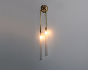 Liten mässingslampa, badrumslampa i glasvägg, vägglampa i glas, matt glas, minimalistisk vägglampa, vägglampa