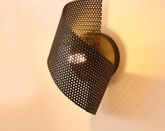 Luminária de parede pendente em metal com grade preta, modelo Grid Roll, da Ranor Lighting Design.