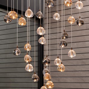 Lámparas de araña modernas para entrada, lámparas de techo colgantes de globo redondo, iluminación decorativa para isla de cocina, lámparas de araña para escalera. imagen 1