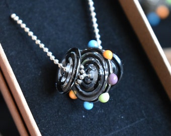Kette / Glasperlenkette / Halskette  'Lampworkperlen mit schwarzen Spiralen und bunten Punkten'