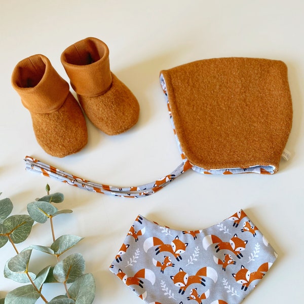 Babyset aus einer Walkmütze (Zwergenmütze) in Rost, Babyschuhen aus Walk und einem Babytuch mit Füchsen.