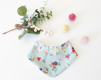 Baby neckerchief, burp cloth, triangular cloth, reversible cloth made of cotton with flowers.