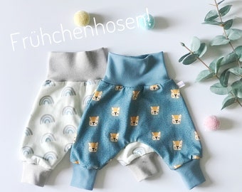 Cute preemie trousers made of organic cotton with neutral colours. Rainbow or lion motif.