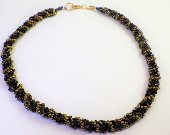 Halskette mit Perlen, handgefädelt, shwarz-gold, Glas,