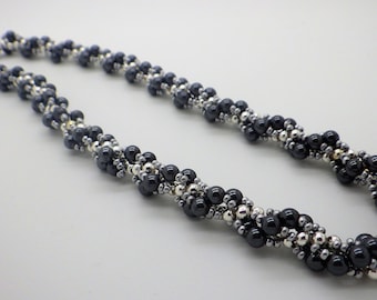 Halskette, Perlenkette, handgefädelt, , 41cm, silber-schwarz, Hämatith