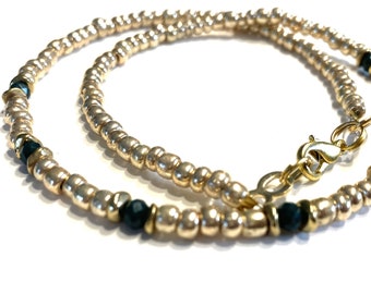 Perlenkette, vergoldete Halskette, dunkelgrüne Glasschliffperlen,Rocailles, Geschenk