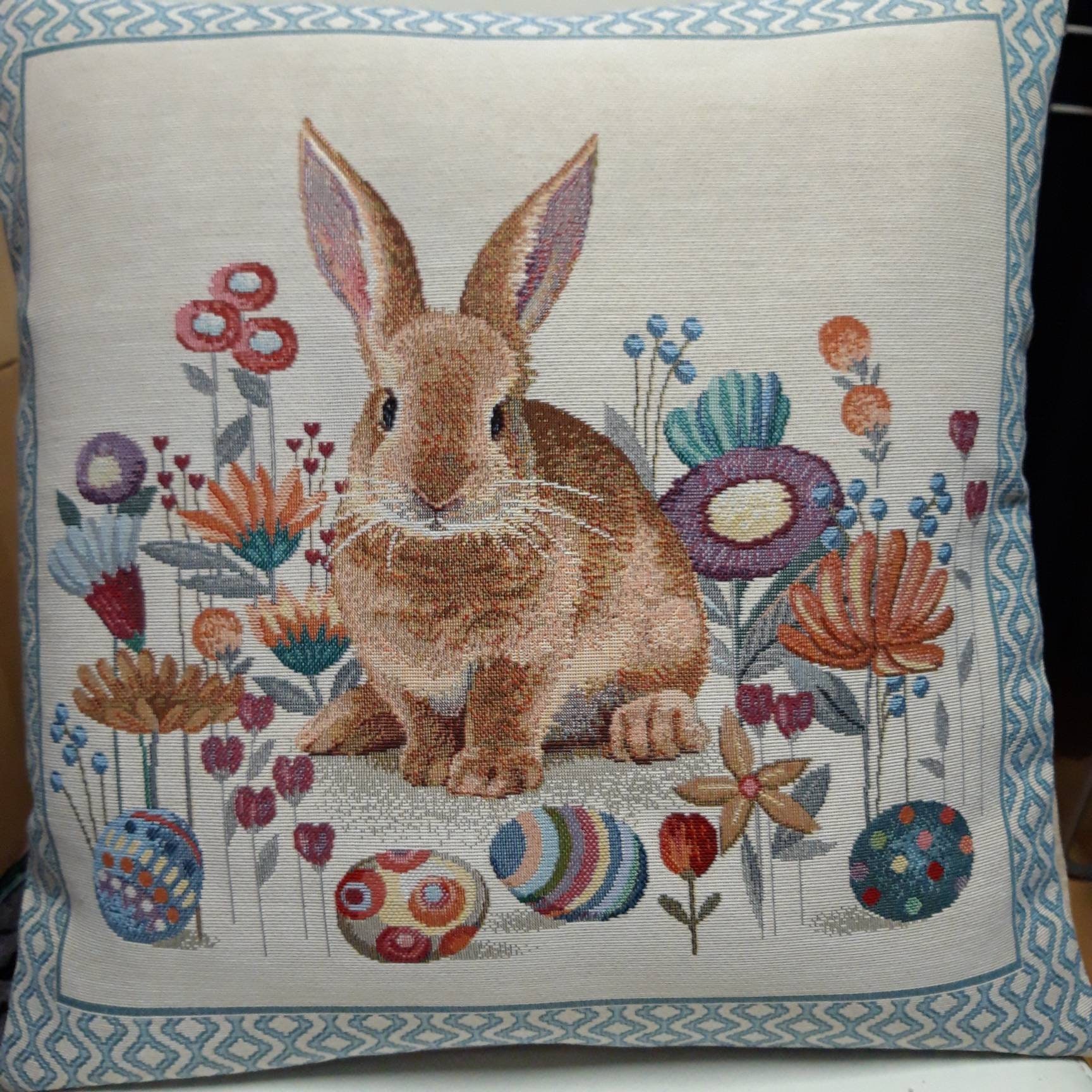 Housse de Coussin Tapisserie Jacquard Crème avec Motif Placé Lapin Pâques 45x45 cm. Déco d'intérieur