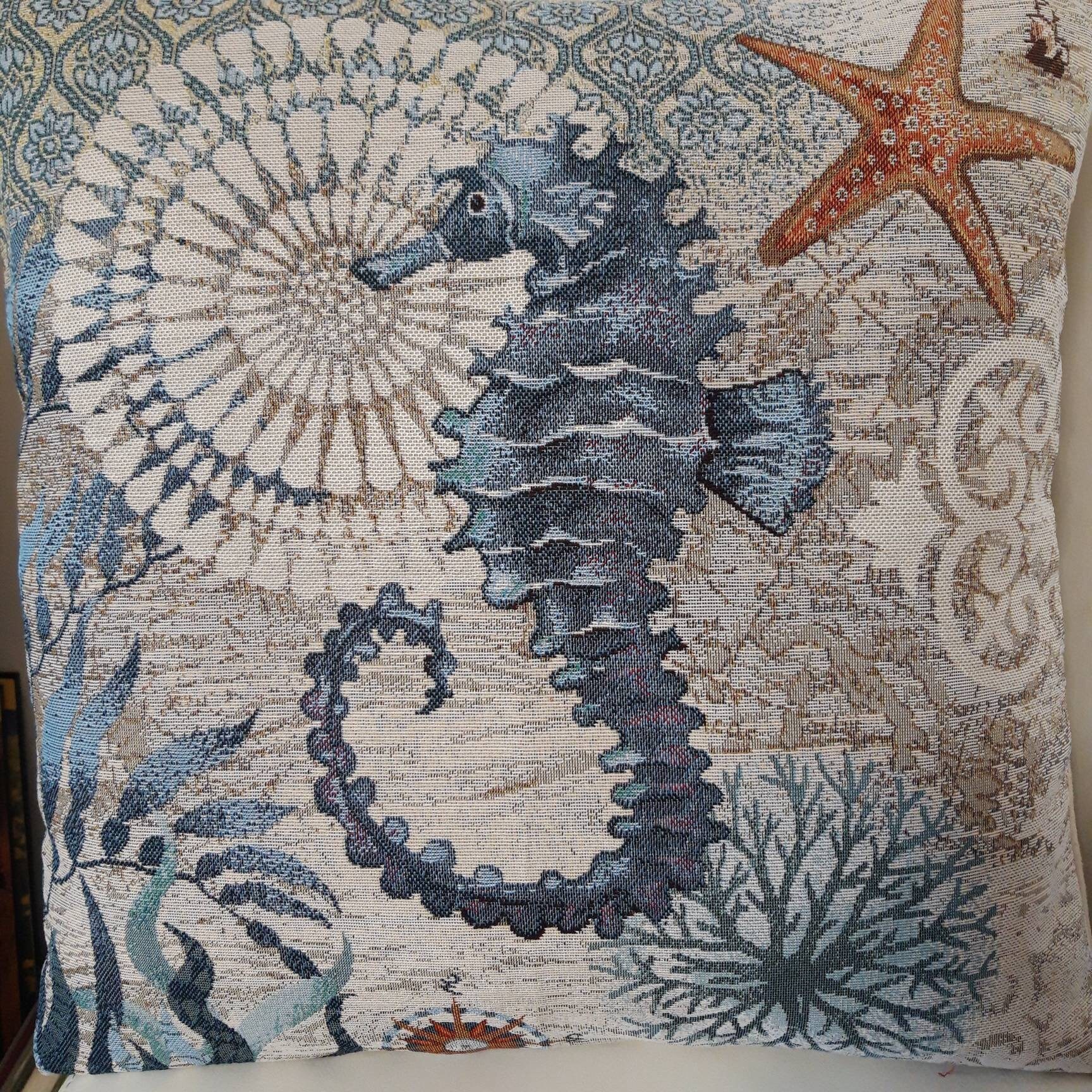 Housse de Coussin Tapisserie Jacquard Motif Placé Hippocampe 45x45 cm. Déco d'intérieur Tendance - D
