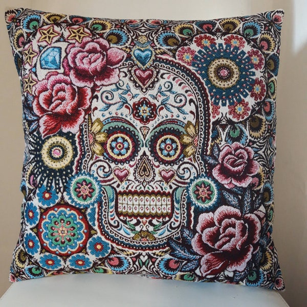 Housse de coussin tapisserie jacquard thème calavera fond beige 45 x 45 cm. Deco d'intérieur tendance - crémaillère - anniversaire