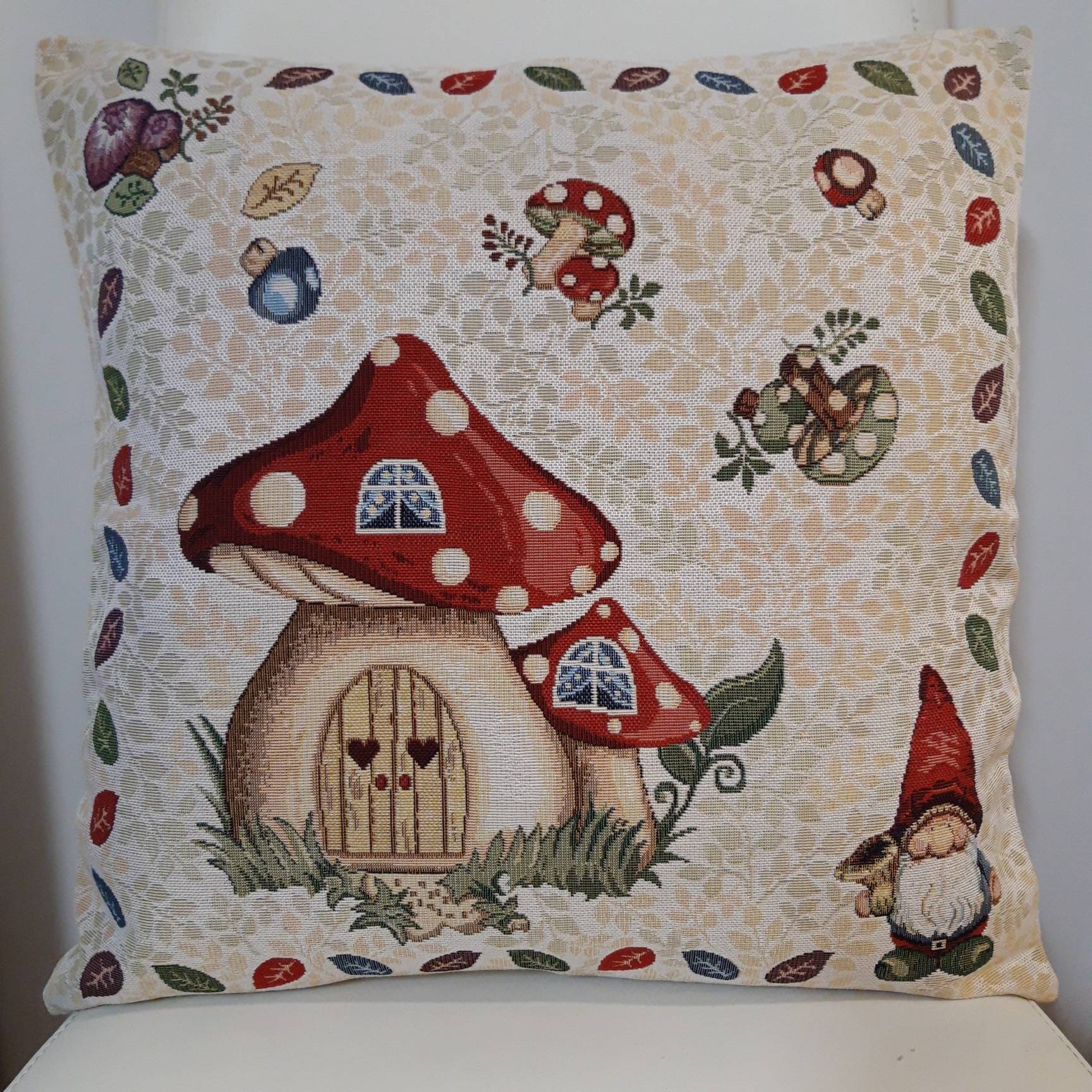 Housse de Coussin Tapisserie Jacquard Crème Gnome et Sa Maison 45x45 cm Déco d'intérieur Tendance - 